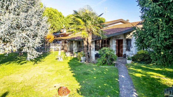 casa indipendente in vendita a Locate Varesino