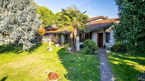 casa indipendente in vendita a Locate Varesino