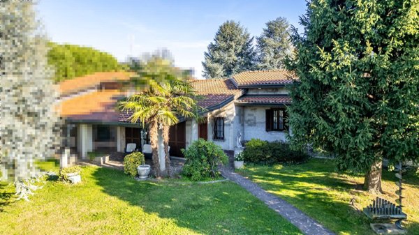 casa indipendente in vendita a Locate Varesino
