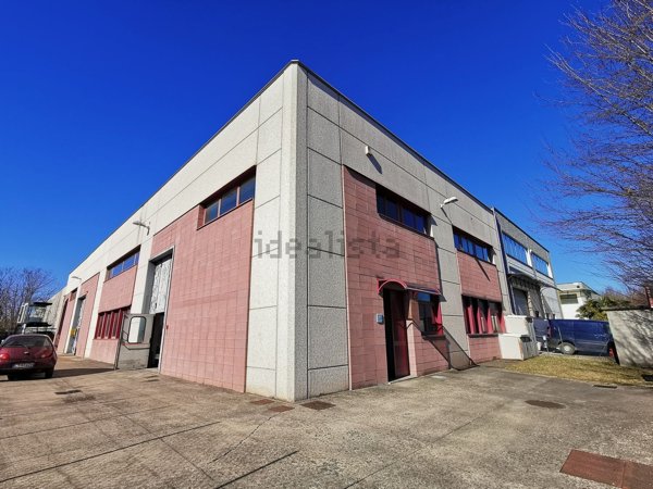 capannone in vendita a Locate Varesino