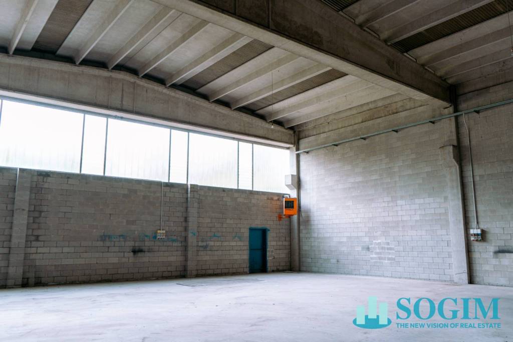 locale commerciale in vendita a Locate Varesino