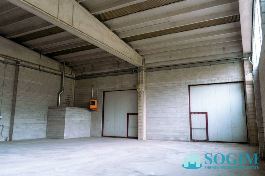 locale commerciale in vendita a Locate Varesino