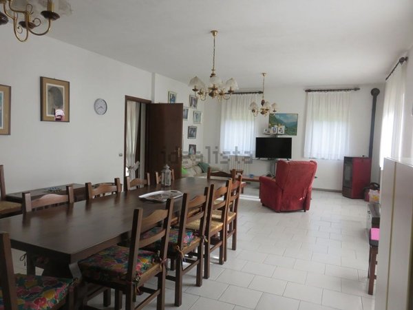 casa indipendente in vendita a Locate Varesino