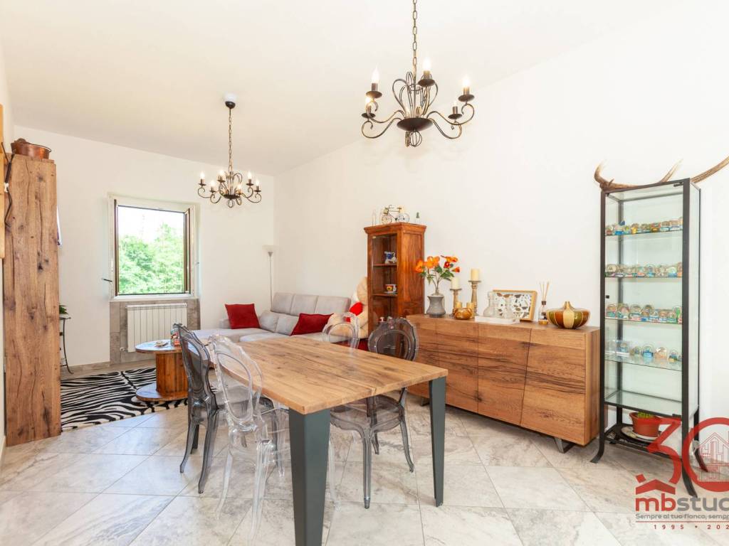 casa indipendente in vendita a Locate Varesino