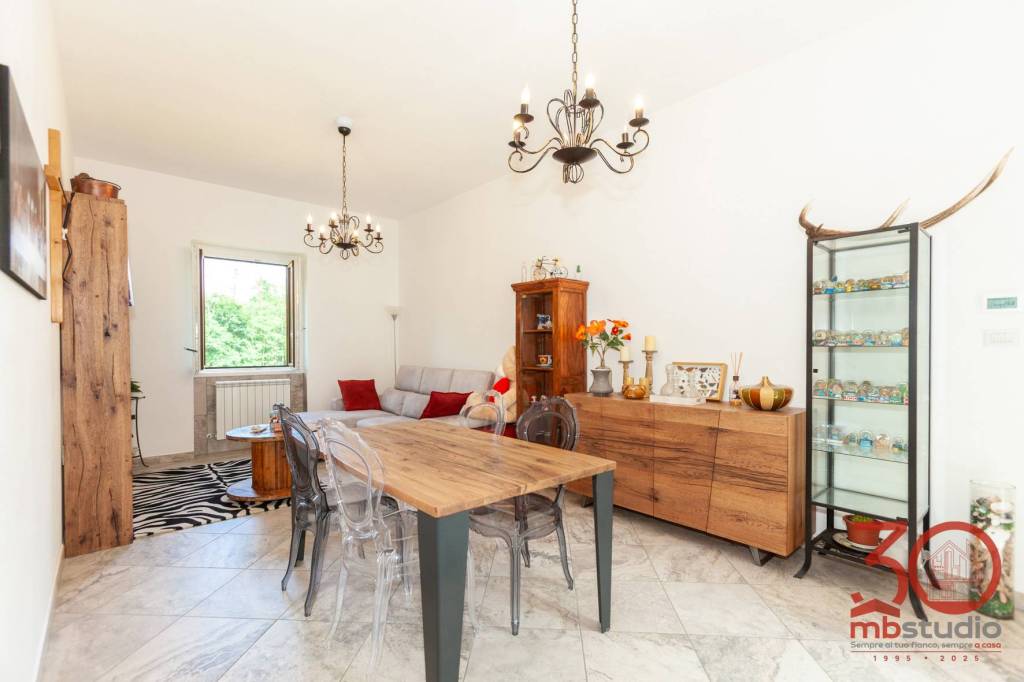 casa indipendente in vendita a Locate Varesino