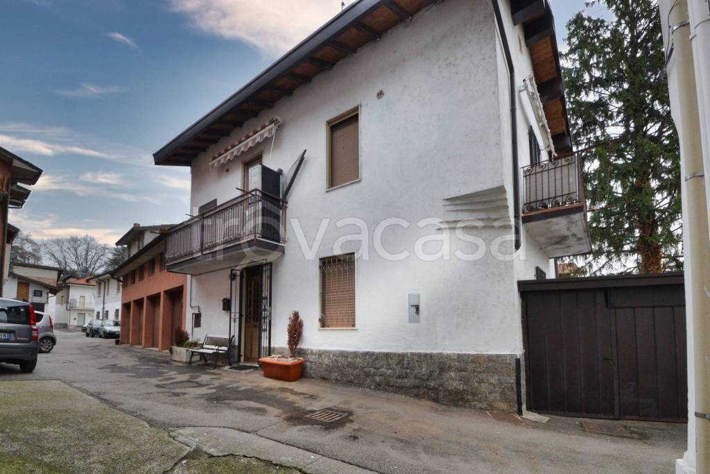 casa indipendente in vendita a Locate Varesino