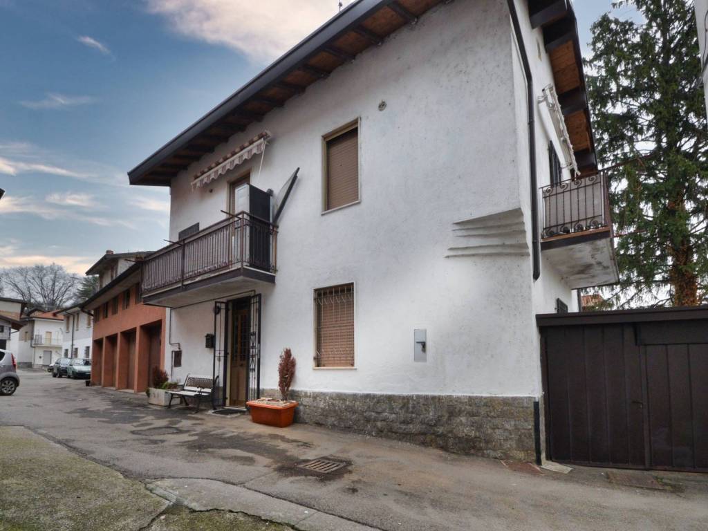 casa indipendente in vendita a Locate Varesino