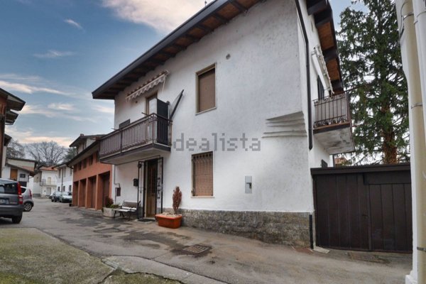 casa indipendente in vendita a Locate Varesino