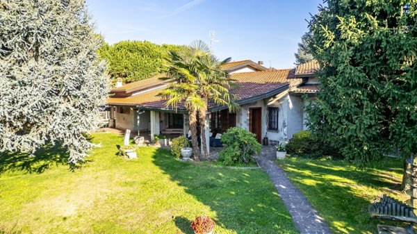 casa indipendente in vendita a Locate Varesino