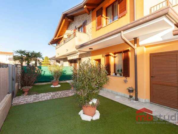 casa indipendente in vendita a Locate Varesino