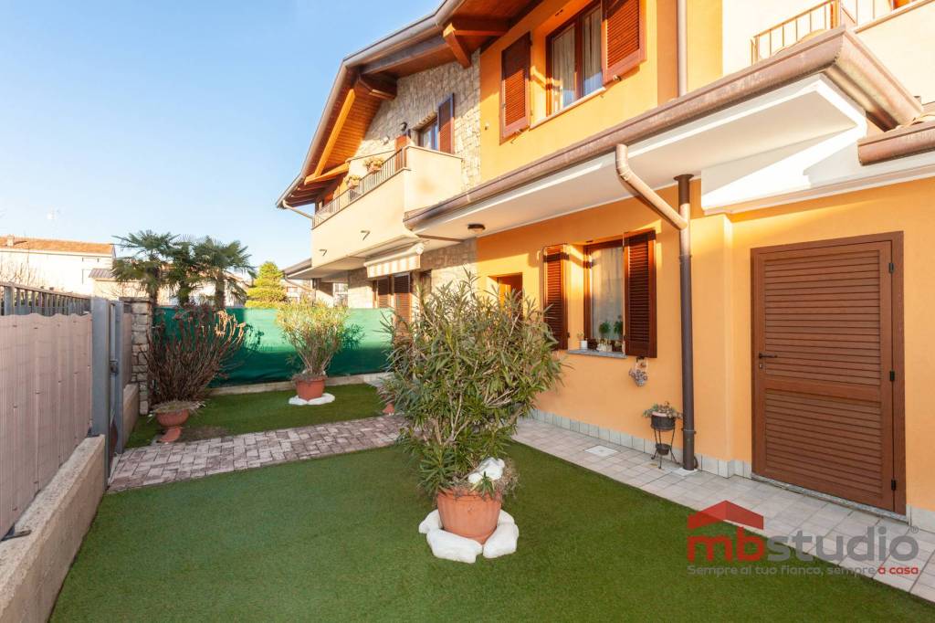 casa indipendente in vendita a Locate Varesino