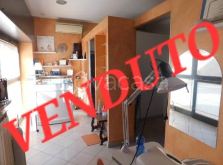 negozio in vendita a Locate Varesino