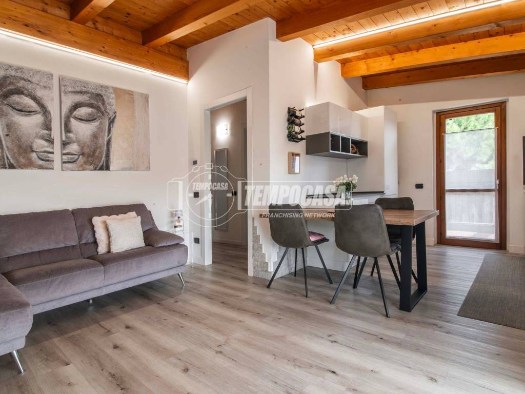 appartamento in vendita a Locate Varesino