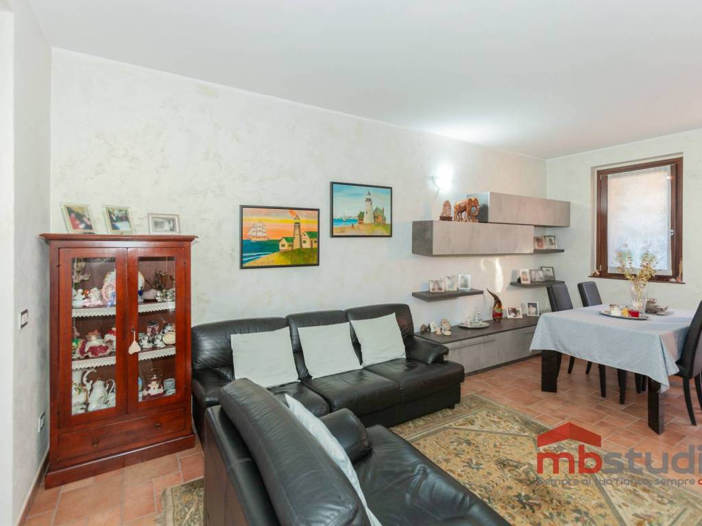 casa indipendente in vendita a Locate Varesino