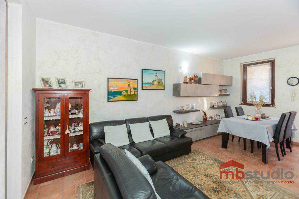 casa indipendente in vendita a Locate Varesino