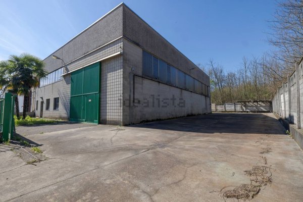 capannone in vendita a Locate Varesino