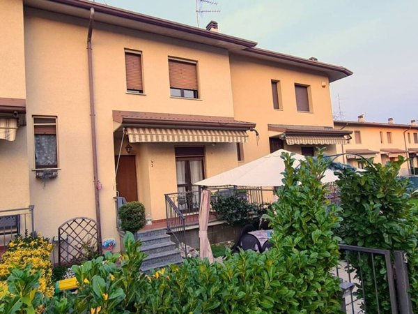 casa indipendente in vendita a Locate Varesino