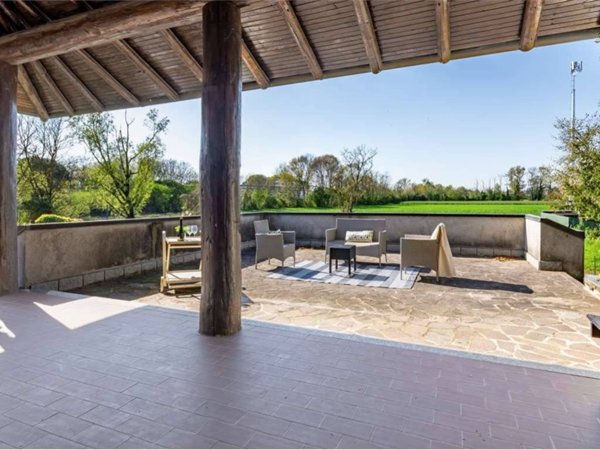 casa indipendente in vendita a Locate Varesino