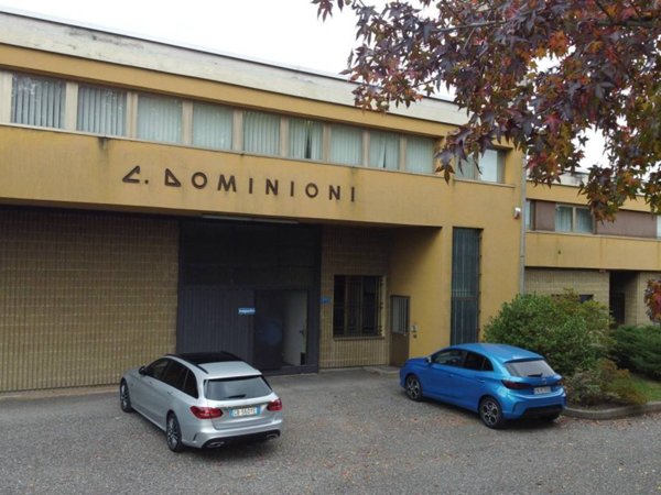 capannone in vendita a Locate Varesino