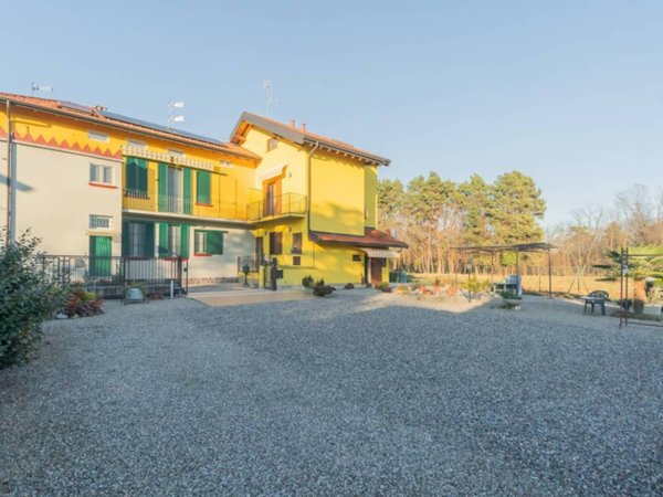 casa indipendente in vendita a Locate Varesino
