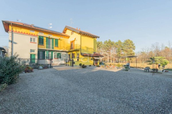 casa indipendente in vendita a Locate Varesino