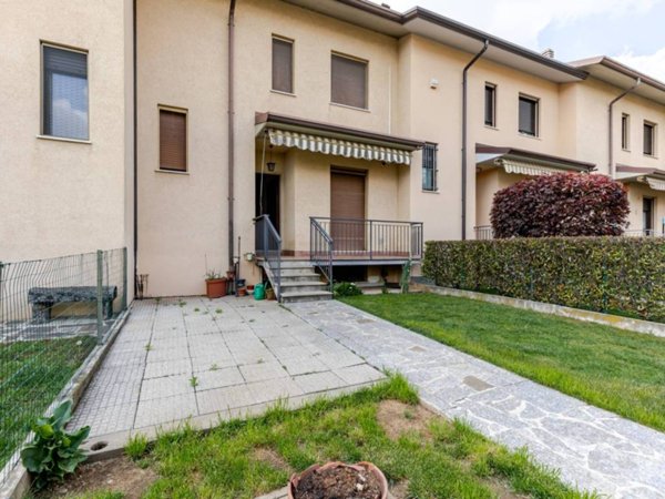 casa indipendente in vendita a Locate Varesino