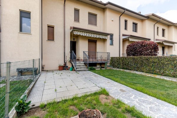 casa indipendente in vendita a Locate Varesino