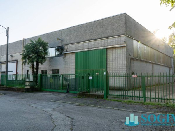 locale commerciale in vendita a Locate Varesino