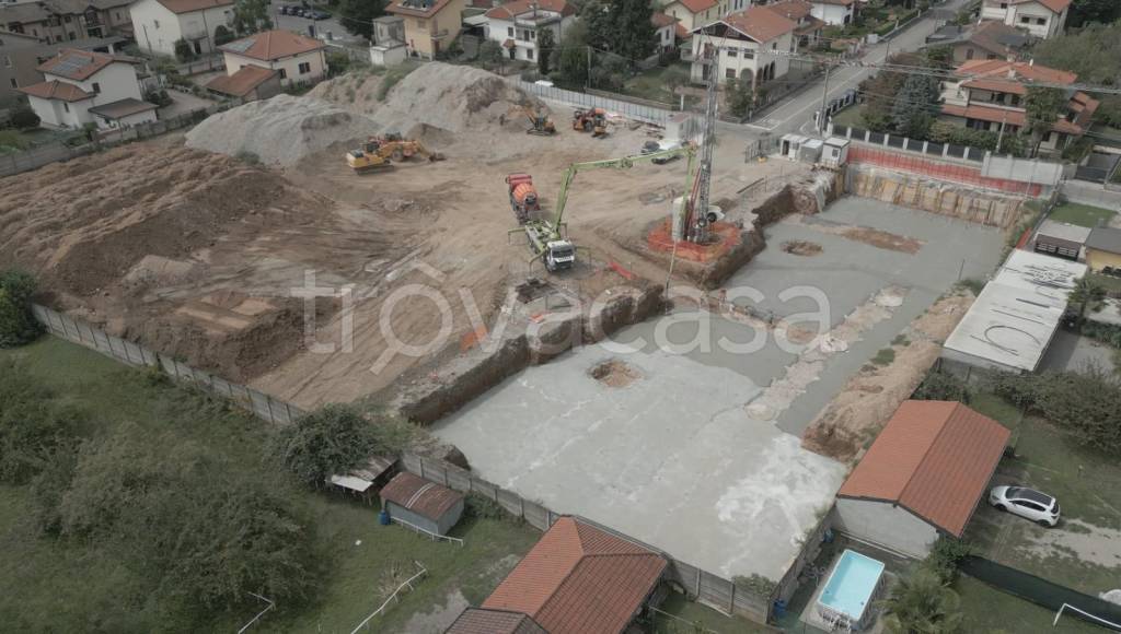 casa indipendente in vendita a Locate Varesino