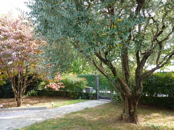 casa indipendente in vendita a Locate Varesino