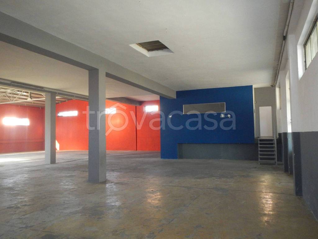 locale commerciale in vendita a Lomazzo in zona Manera