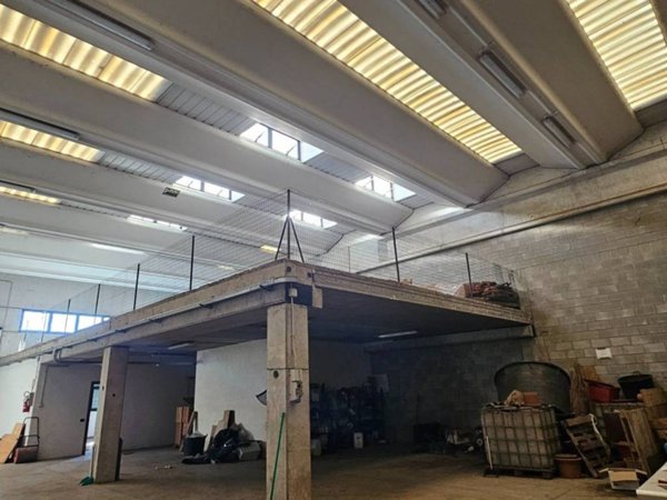 locale commerciale in vendita a Lomazzo