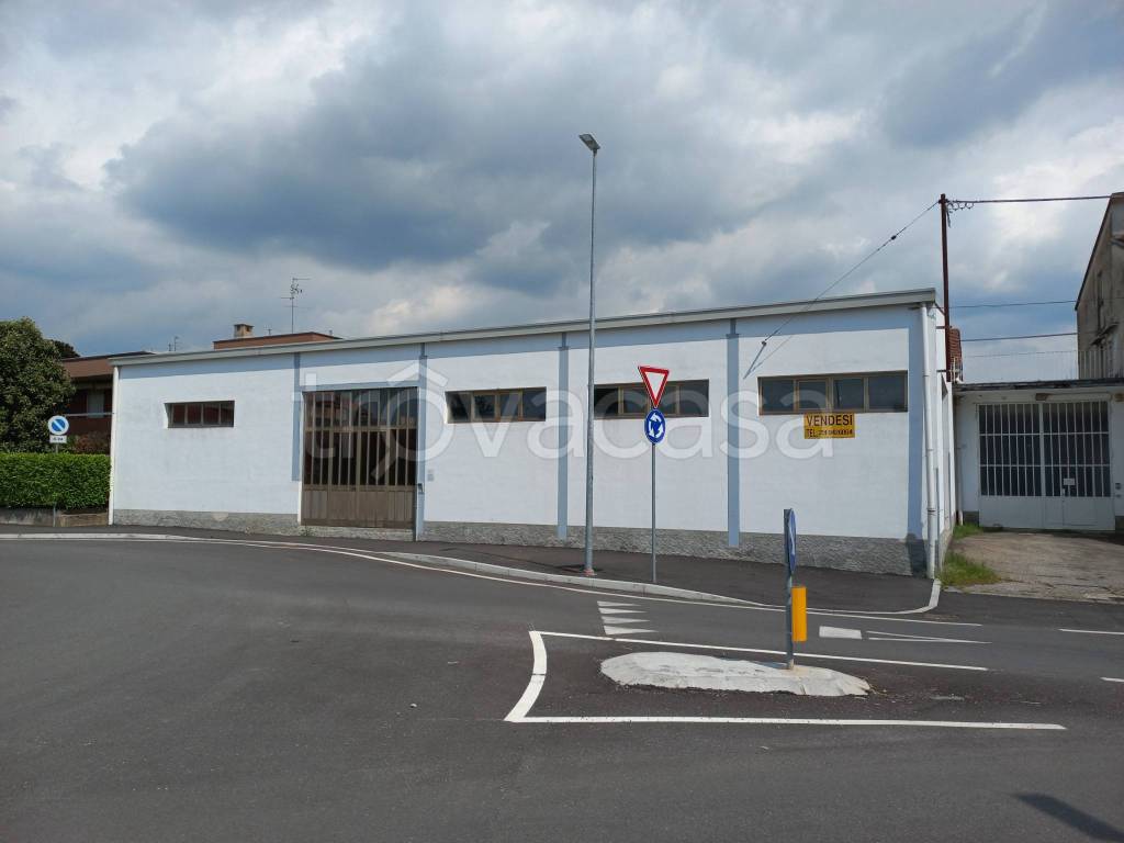 negozio in vendita a Lomazzo in zona Manera