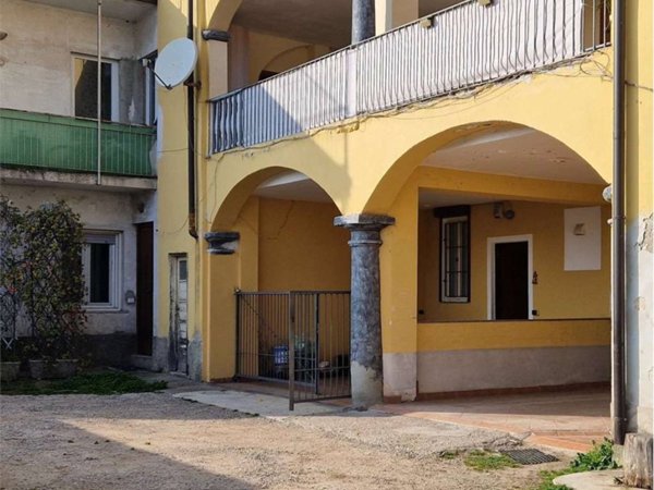 appartamento in vendita a Lomazzo in zona Manera