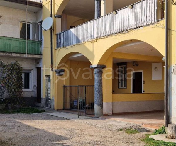 appartamento in vendita a Lomazzo in zona Manera