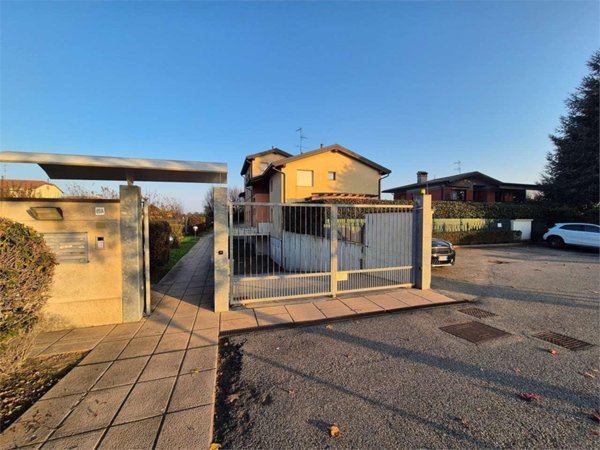 appartamento in vendita a Lomazzo in zona Manera
