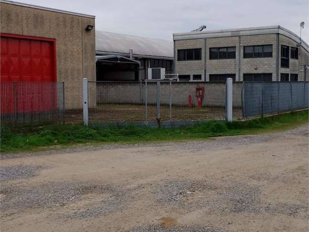 locale commerciale in vendita a Lomazzo