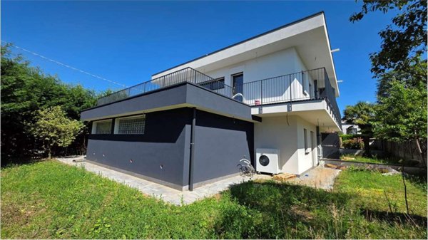 casa indipendente in vendita a Lomazzo