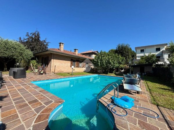 casa indipendente in vendita a Lomazzo