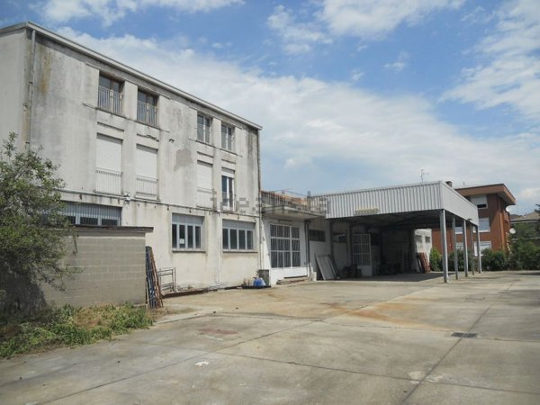 capannone in vendita a Lomazzo in zona Manera