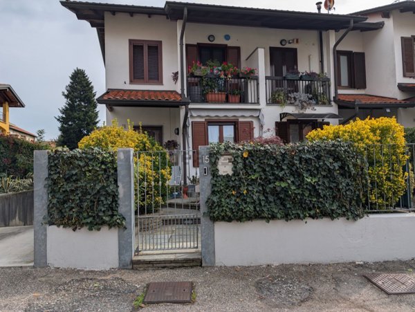 casa indipendente in vendita a Lomazzo in zona Manera