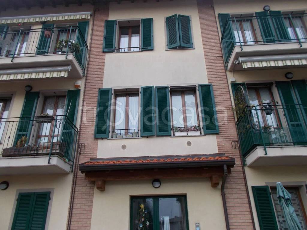 appartamento in vendita a Lomazzo in zona Manera