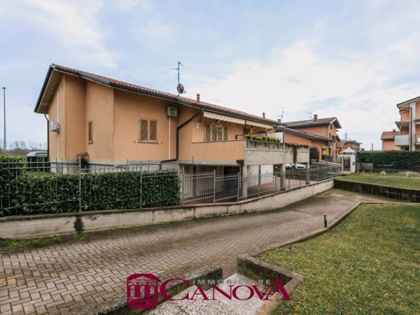 appartamento in vendita a Lomazzo in zona Manera