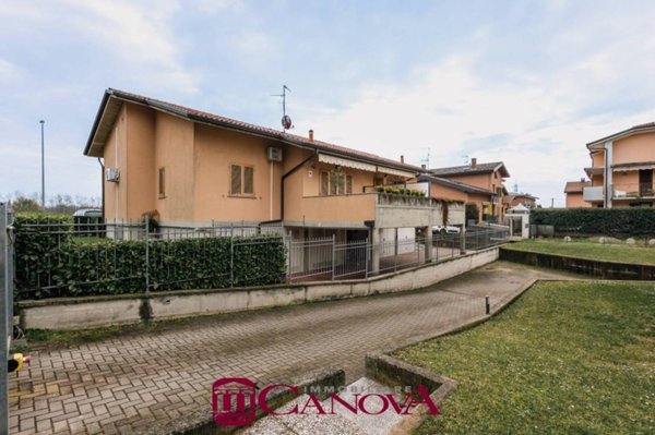 appartamento in vendita a Lomazzo in zona Manera