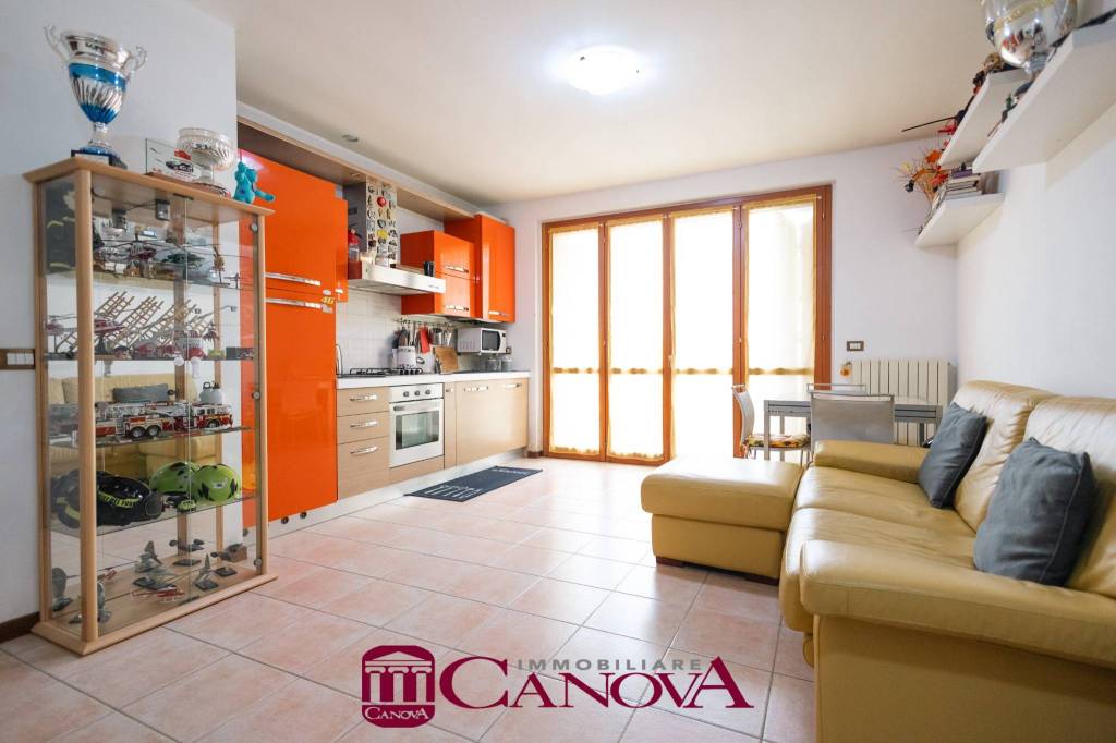 appartamento in vendita a Lomazzo in zona Manera