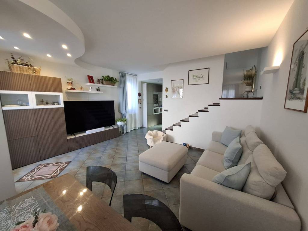 casa indipendente in vendita a Lomazzo in zona Manera