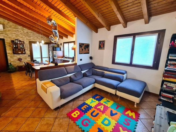 appartamento in vendita a Lomazzo in zona Manera