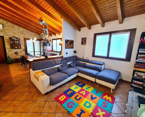 appartamento in vendita a Lomazzo in zona Manera