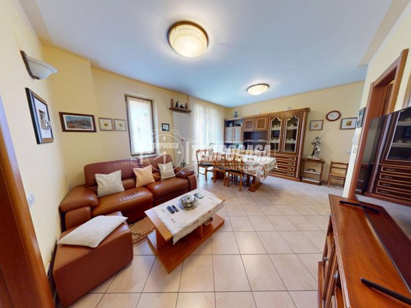 appartamento in vendita a Lomazzo in zona Manera