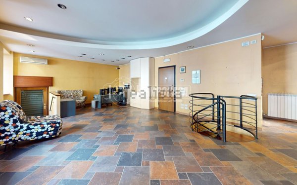 locale commerciale in vendita a Lomazzo